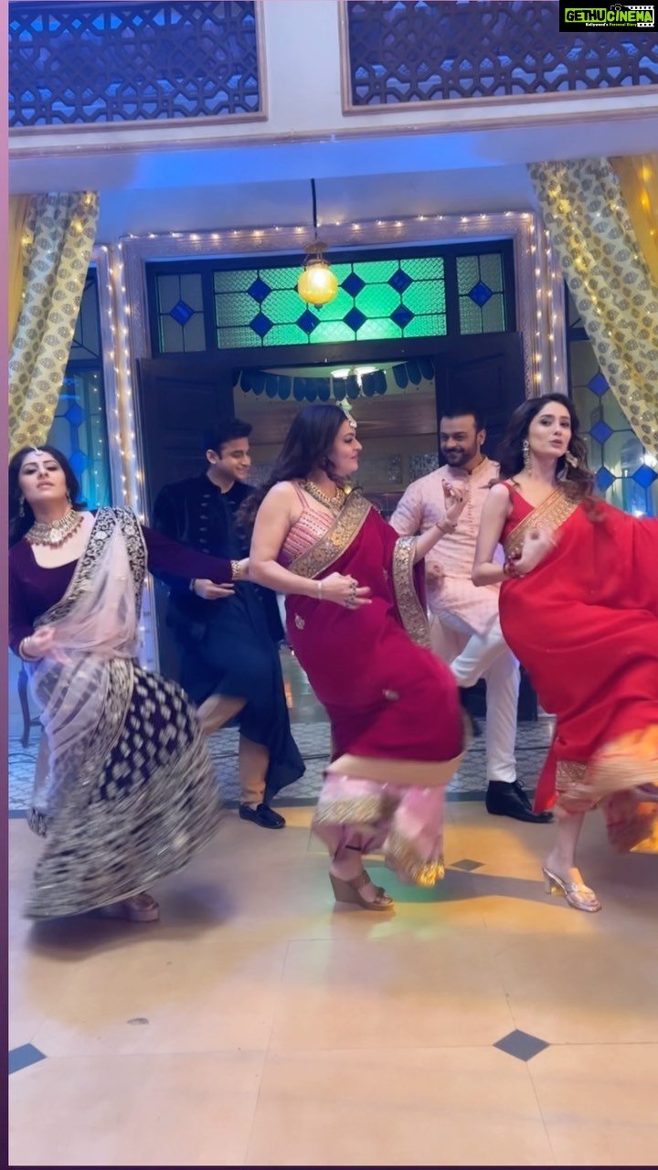 Leena Jumani Instagram - The Family who fights onscreen Dances behind the scenes ! Kyuki #tiger3 ᵗᵒʰ banta hai!! #baatein_kuch_unkahin_si #starplus #disneyplushotstar #bts #behindthescenes #trendalert #trendingfashion #trendingreels #simplysheeba #actorslife🎬 Film City
