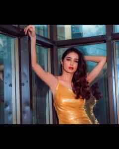 Leena Jumani Instagram - Golden magic⭐️

Wearing @hashtaglamour
Style by @nags_sidiqi
Mua @mua_shabi_nadeem_
📸 @zeeshanclicks 
Location📍@indiestayshotel
