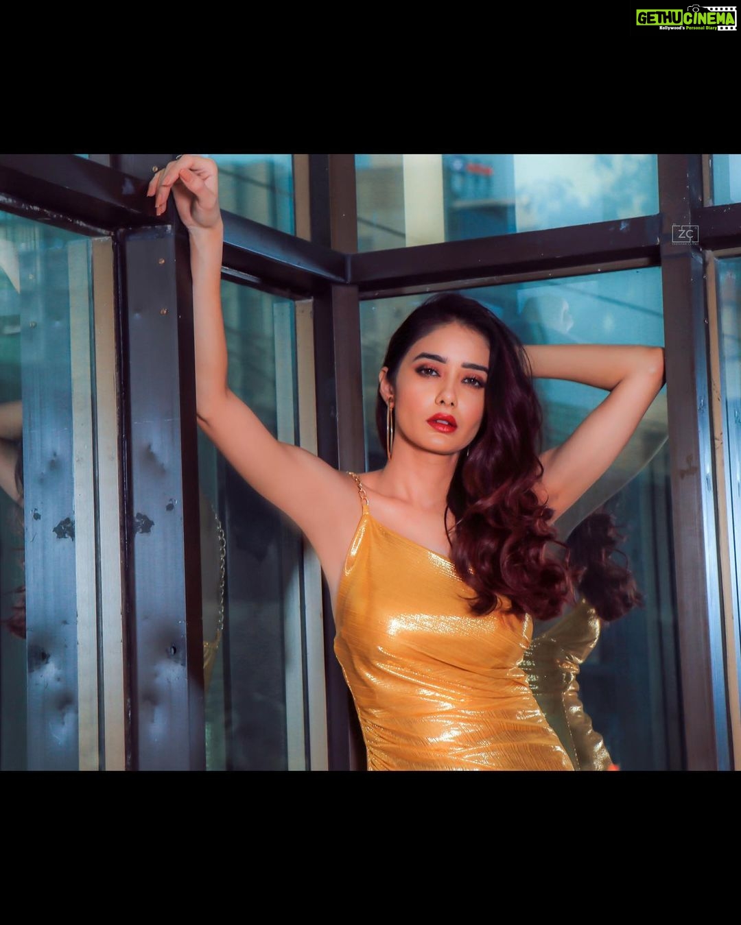 Leena Jumani - 33.3K Likes - Golden magic⭐️
Wearing @hashtaglamour
Style by @nags_sidiqi
Mua @mua_shabi_nadeem_
📸 @zeeshanclicks
Location📍@indiestayshotel