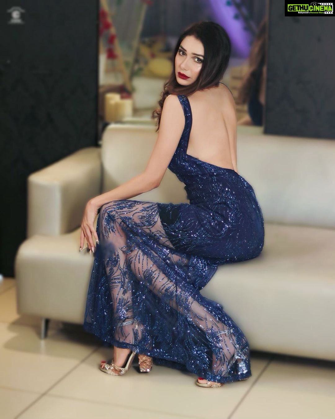 Leena Jumani - 34K Likes - Hey I’m “Back” like I never left.🧿
👗 @hastaglamour
Styled by @nags_sidiqi
💄@curiousqueen_makeup_artist
Location @dragonfly_hotel
📸 @confidentials_studio