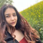 Leena Jumani Instagram - Natural in nature🌻 _______________________ Merry Christmas🎄 Aligarh