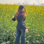 Leena Jumani Instagram - Natural in nature🌻 _______________________ Merry Christmas🎄 Aligarh