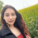 Leena Jumani Instagram - Natural in nature🌻 _______________________ Merry Christmas🎄 Aligarh