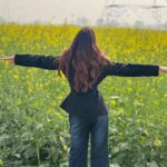 Leena Jumani Instagram - Natural in nature🌻 _______________________ Merry Christmas🎄 Aligarh