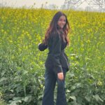 Leena Jumani Instagram - Natural in nature🌻 _______________________ Merry Christmas🎄 Aligarh