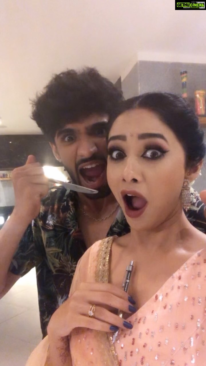 Leena Jumani - 36.2K Likes - It was difficult to control our laughter 😂
#reels #reelkarofeelkaro #reelitfeelit @theonlyzeeshankhan
