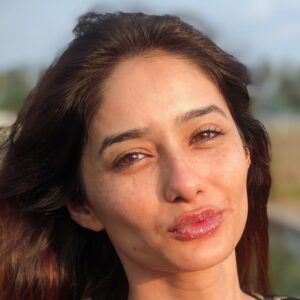 Leena Jumani Instagram - Shine brighter with your rawness. 

#berare #beyourself #scrubthedead