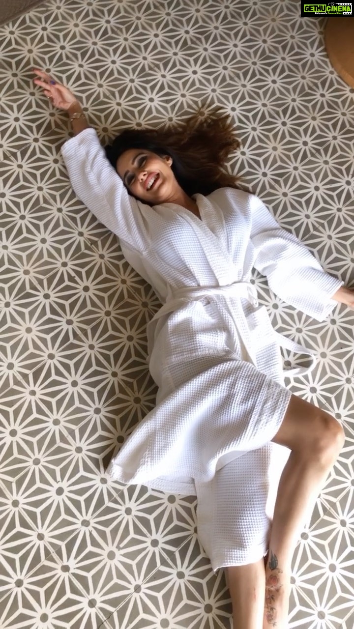 Leena Jumani - 51.3K Likes - Lazy Leena Loop♾
Main aur meri susti aksar yahi baatey karte hai.😛
#beinglazy #lazyLee #reels #reelkarofeelkaro #reelitfeelit
🎥- @theonlyzeeshankhan but the concept is mine. 🤣