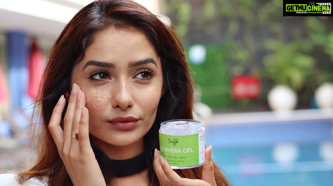 Leena Jumani Instagram - Skin glow at its best - Pure Aloevera gel from @deyga_organics. Been using it on Face, hair & body. If you are someone like me looking for Fragrance free, no synthetic & safe product, then without any second thought Choose @deyga_organics #pure #unadulterated #nofragnance #transparent #natural #aloeveragel #radiant #glow #musttry 📷- thank you @theonlyzeeshankhan