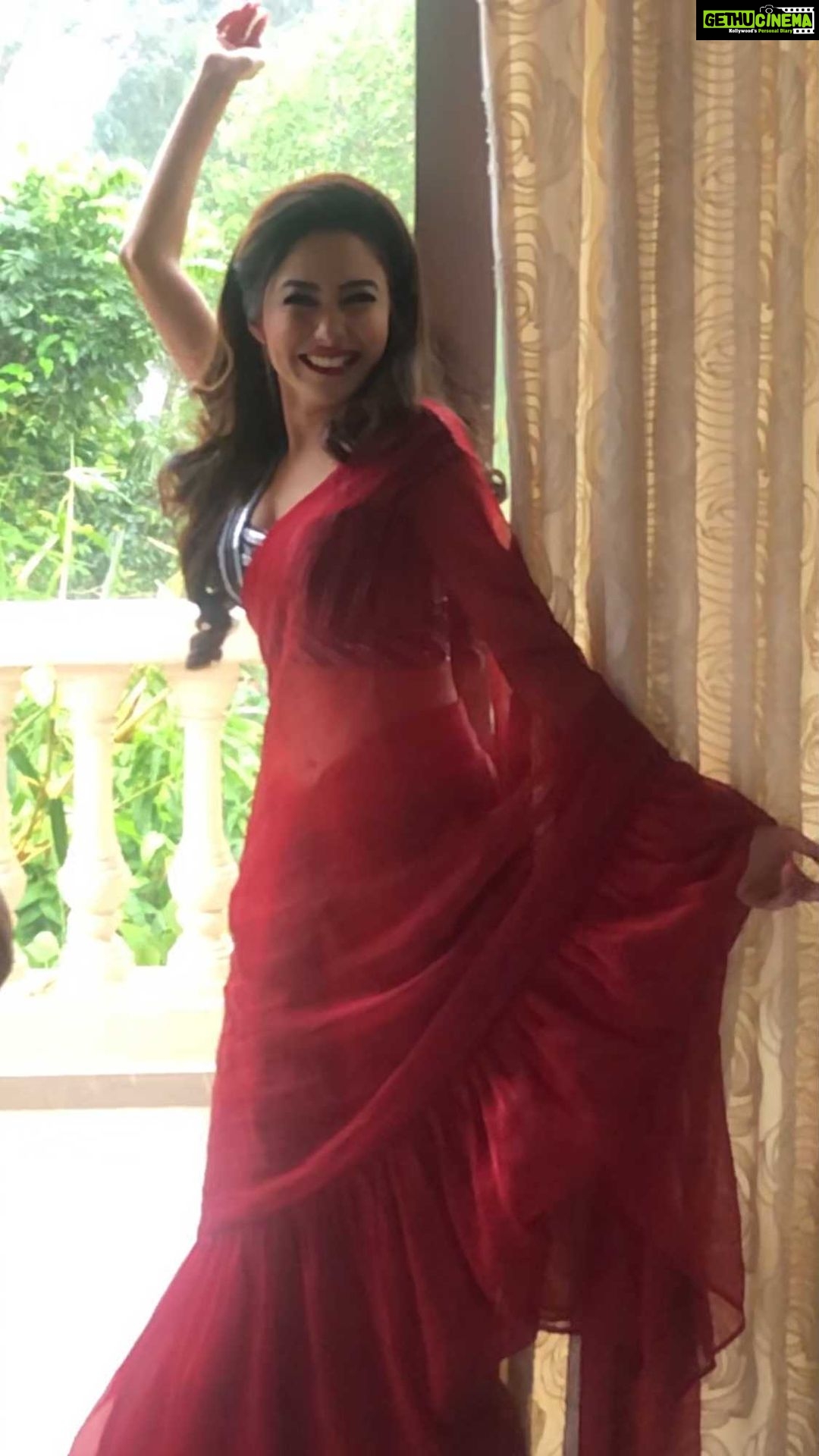 Leena Jumani - 48.9K Likes - I’m gonna go dance in rain 💃🏻
#reels #reelkarofeelkaro #reelitfeelit #latepost #gratefulthankfulblessed #sabkhushraho