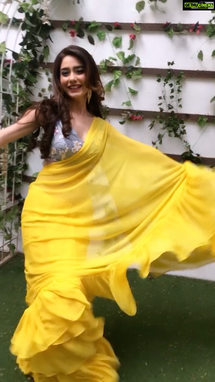 Leena Jumani Instagram - Yellow ek aur reel🌻 #ye-lo-yellow #happychettichand #happygudipadwa #reelitfeelit #reelkarofeelkaro