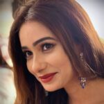 Leena Jumani Instagram - Camera pe crush.. Yaa crush pe camera ? 😜 📸- @iam_reyhna