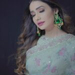 Leena Jumani Instagram - 🌺🌼🌸 Make up- @ija4985 Hair- @reenayelinje Saree- @maryams_lawn_studio Style by- @nags_sidiqi Photography- @mog888s Edited by- @confidentials_studio