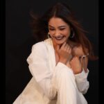 Leena Jumani Instagram - Laughter like a loaded gun, can kill you anytime. Who’s ready to get killed ??? Makup- @anamikaprajapati10 Hair- @kajalsingh0813 📸- @khandelwal_creations Meri Marzi