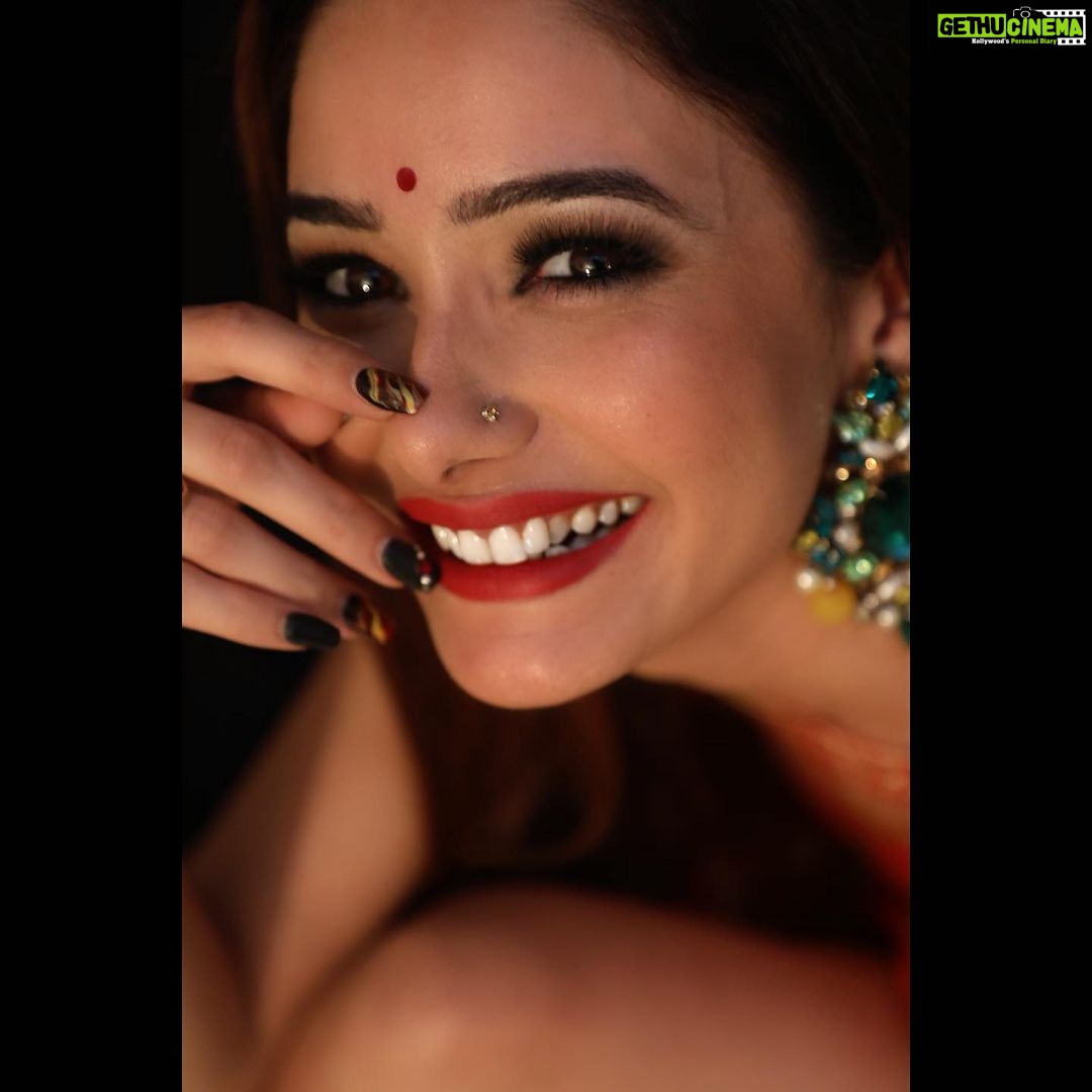 Leena Jumani Instagram - My dreams are reflected in my eyes🌹 . . . M&H- @anamikaprajapati10 @kajalsingh0813 📸- @khandelwal_creations
