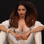 Leena Jumani Instagram - Hot Mess 💥 . . . M&H- @anamikaprajapati10 @kajalsingh0813 📸- @khandelwal_creations Styled by- Me