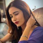 Leena Jumani Instagram - Camera pe crush.. Yaa crush pe camera ? 😜 📸- @iam_reyhna