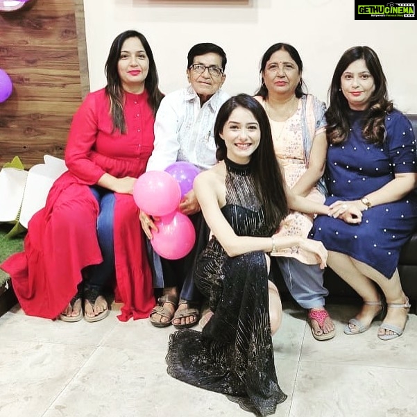 Leena Jumani Instagram - It’s not what we have... but who we have in our life♥️ #blesseddaughter #blessedSister #blessedMaasi