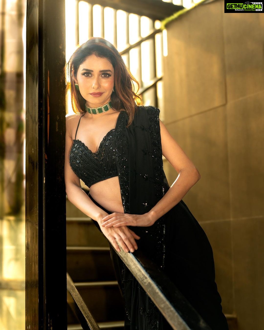 Leena Jumani Instagram - 🎬 @sstardomcelebritymanagement @payalrai1303 @styledby_sanyaa @karanraii11 @vmjumani @journeyman1027 @sultan_makeupartist_11 @meena___yadav2 @nikki_shirodkar_meraki @bookrecce_locations
