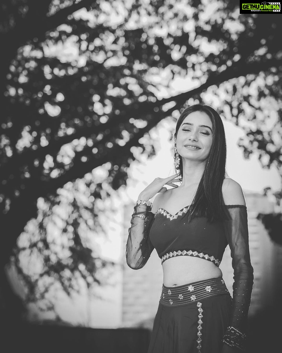 Leena Jumani Instagram - All is always well, You just need to chillax! 🎼 My World