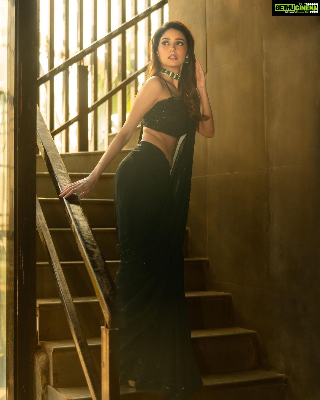 Leena Jumani Instagram - 🎬 @sstardomcelebritymanagement @payalrai1303 @styledby_sanyaa @karanraii11 @vmjumani @journeyman1027 @sultan_makeupartist_11 @meena___yadav2 @nikki_shirodkar_meraki @bookrecce_locations