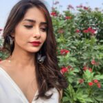 Leena Jumani Instagram - Aankhe hai Zhuki Zhuki to kya mujhe pyar hai? Jee nahi dhoop hai bahot.😄