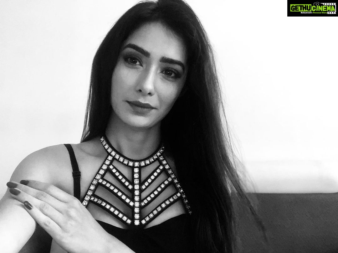 Leena Jumani Instagram - Ready to attend @owomaniyaa awards from home 😄