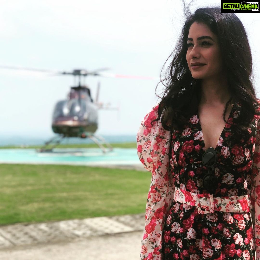 Leena Jumani Instagram - Zindagi ke raashan Main gum ka Kota jyada hai... black main kharidenge Khushi ka pittara 😅