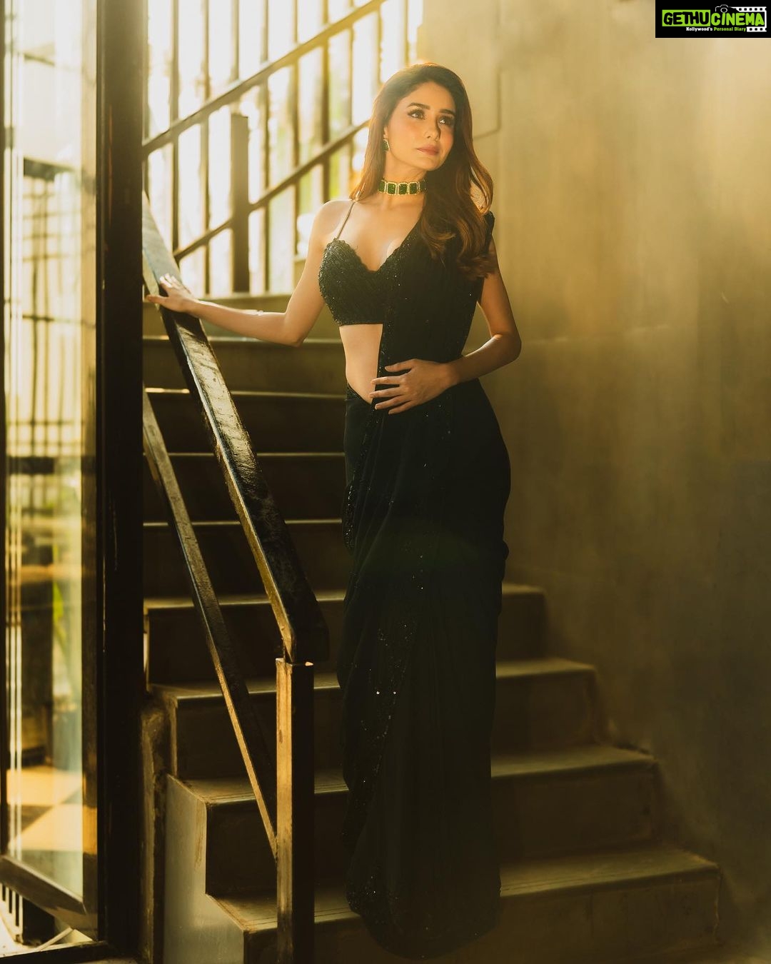 Leena Jumani Instagram - 🎬 @sstardomcelebritymanagement @payalrai1303 @styledby_sanyaa @karanraii11 @vmjumani @journeyman1027 @sultan_makeupartist_11 @meena___yadav2 @nikki_shirodkar_meraki @bookrecce_locations