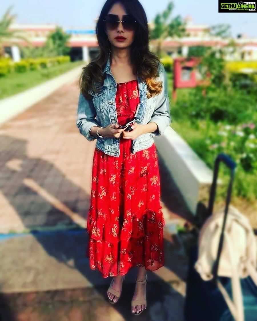Leena Jumani Instagram - Give her any colour of life and still she’ll rule the heart of world🌺 . . #behindthescenes #welcometolondon