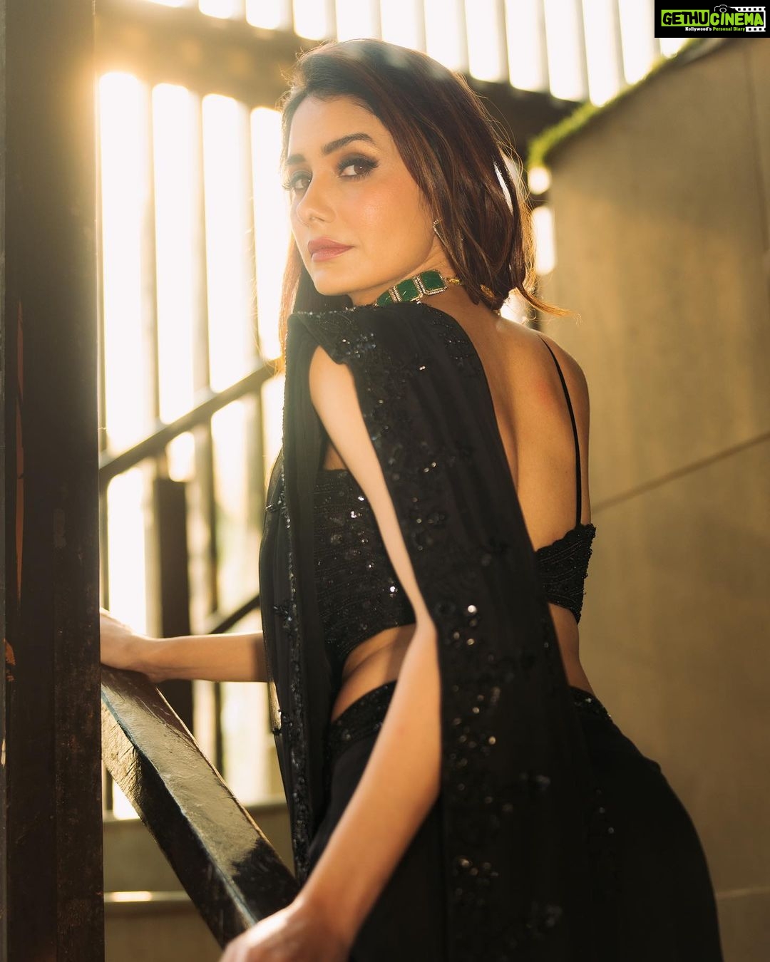 Leena Jumani Instagram - 🎬 @sstardomcelebritymanagement @payalrai1303 @styledby_sanyaa @karanraii11 @vmjumani @journeyman1027 @sultan_makeupartist_11 @meena___yadav2 @nikki_shirodkar_meraki @bookrecce_locations
