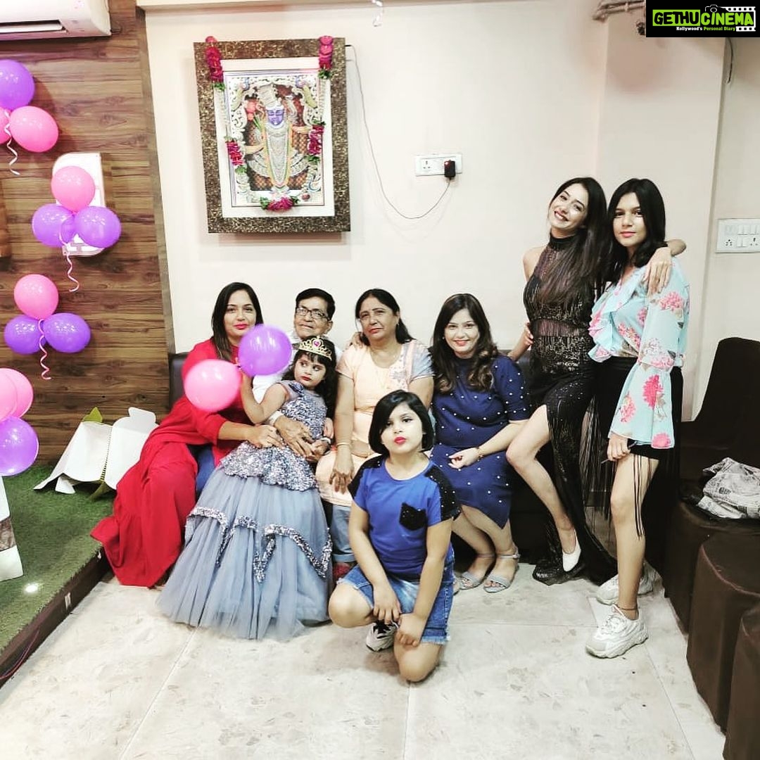 Leena Jumani Instagram - It’s not what we have... but who we have in our life♥️ #blesseddaughter #blessedSister #blessedMaasi