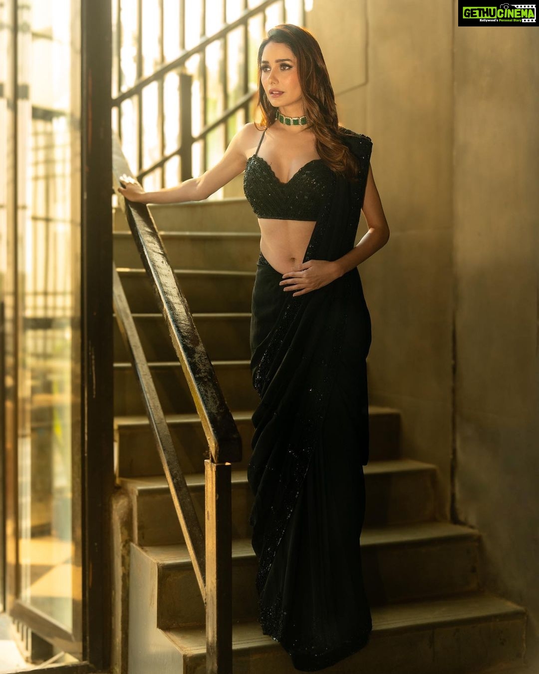 Leena Jumani Instagram - 🎬 @sstardomcelebritymanagement @payalrai1303 @styledby_sanyaa @karanraii11 @vmjumani @journeyman1027 @sultan_makeupartist_11 @meena___yadav2 @nikki_shirodkar_meraki @bookrecce_locations