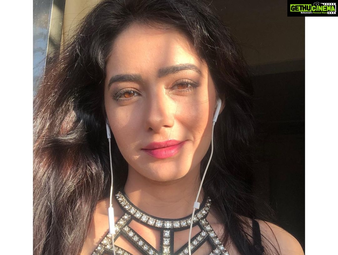 Leena Jumani Instagram - Ready to attend @owomaniyaa awards from home 😄