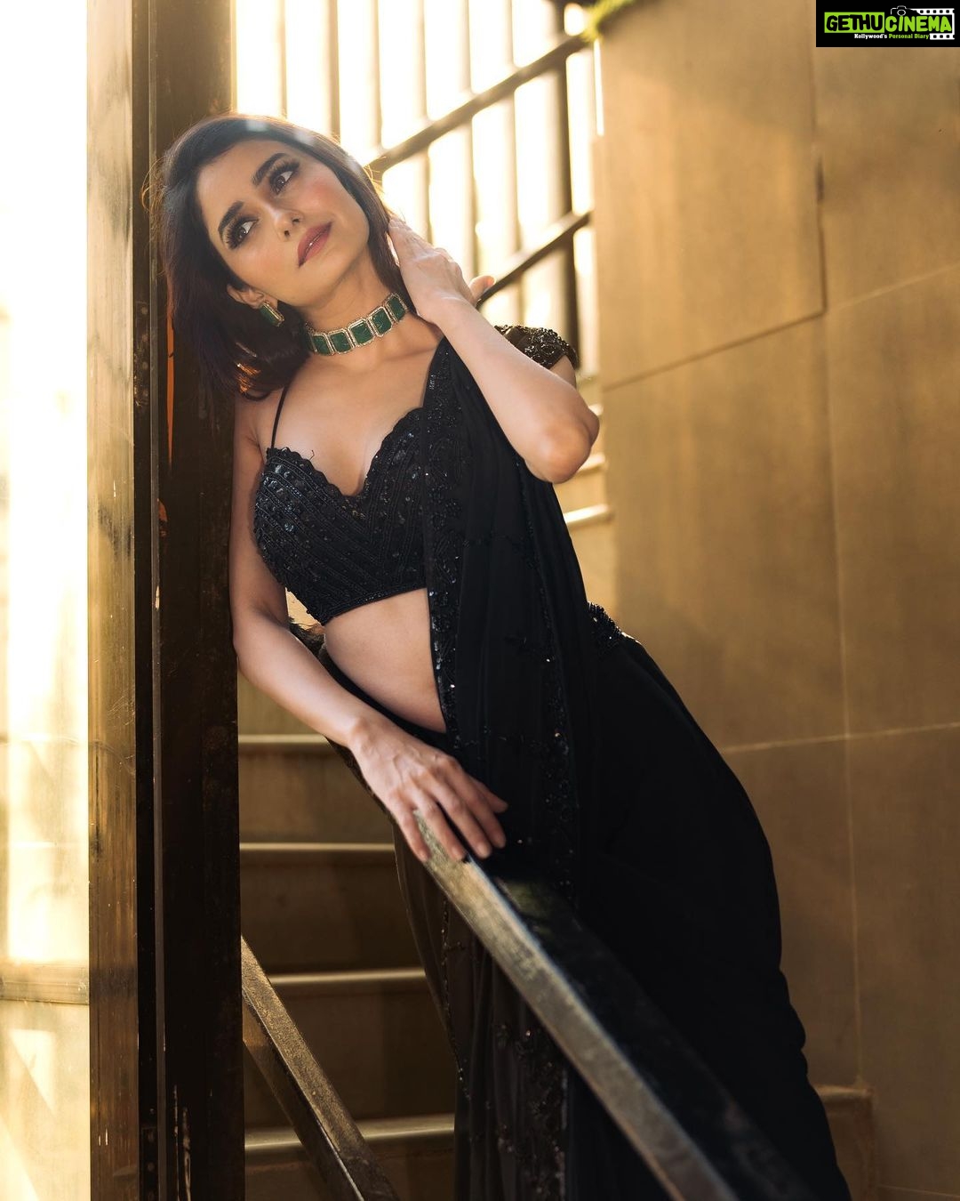 Leena Jumani Instagram - 🎬 @sstardomcelebritymanagement @payalrai1303 @styledby_sanyaa @karanraii11 @vmjumani @journeyman1027 @sultan_makeupartist_11 @meena___yadav2 @nikki_shirodkar_meraki @bookrecce_locations