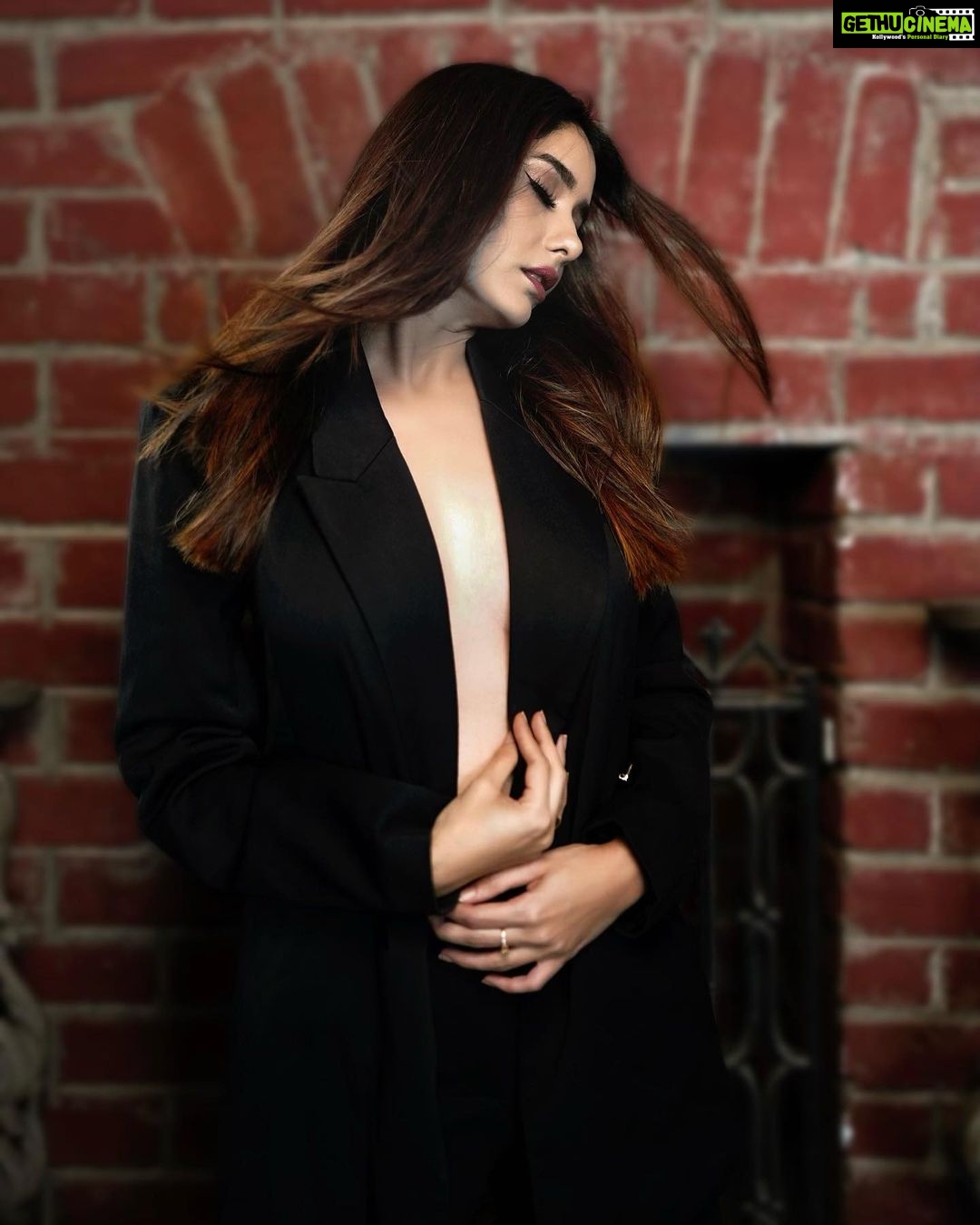 Leena Jumani Instagram - I see Love & Danger👀 Agency: @sstardomcelebritymanagement Manager: @payalrai1303 Co manger: @karanraii11 Styled by: @styledby_sanyaa Photographer: @journeyman1027 Makeup: @sultan_makeupartist_11 @vmjumani without you I wouldn’t have planned anything😇 #photoshoot #love #danger #red Dream World