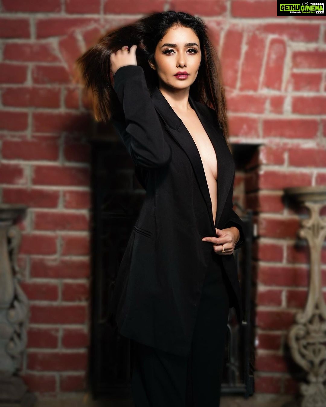 Leena Jumani Instagram - I see Love & Danger👀 Agency: @sstardomcelebritymanagement Manager: @payalrai1303 Co manger: @karanraii11 Styled by: @styledby_sanyaa Photographer: @journeyman1027 Makeup: @sultan_makeupartist_11 @vmjumani without you I wouldn’t have planned anything😇 #photoshoot #love #danger #red Dream World