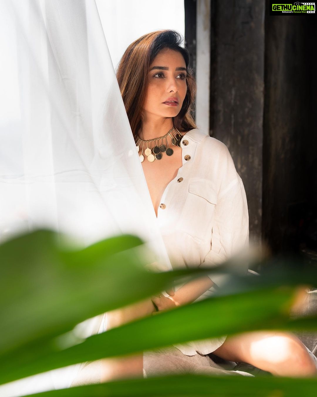 Leena Jumani Instagram - 💚🤍 Agency: @sstardomcelebritymanagement Manager: @payalrai1303 Co manger: @karanraii11 Styled by: @styledby_sanyaa Photographer: @journeyman1027 Makeup: @sultan_makeupartist_11 Videographer: @s_bilal24 And last but not least thank you @vmjumani