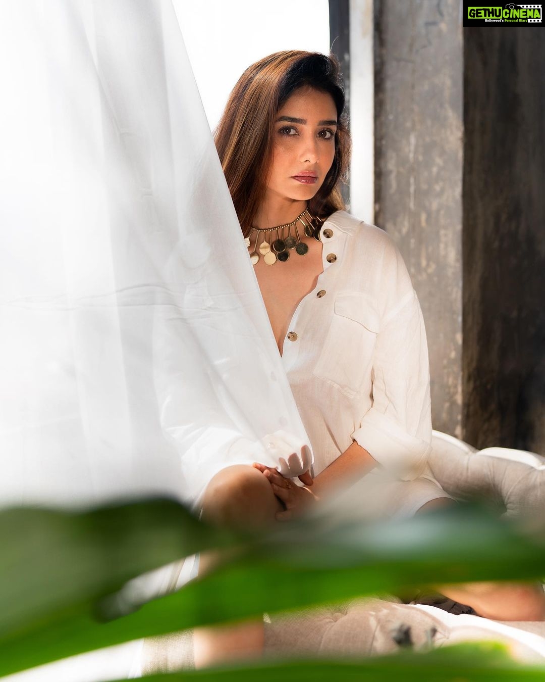 Leena Jumani Instagram - 💚🤍 Agency: @sstardomcelebritymanagement Manager: @payalrai1303 Co manger: @karanraii11 Styled by: @styledby_sanyaa Photographer: @journeyman1027 Makeup: @sultan_makeupartist_11 Videographer: @s_bilal24 And last but not least thank you @vmjumani