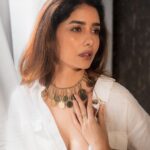 Leena Jumani Instagram – 💚🤍
Agency: @sstardomcelebritymanagement
Manager: @payalrai1303
Co manger: @karanraii11
Styled by: @styledby_sanyaa
Photographer: @journeyman1027
Makeup: @sultan_makeupartist_11
Videographer: @s_bilal24
And last but not least thank you @vmjumani