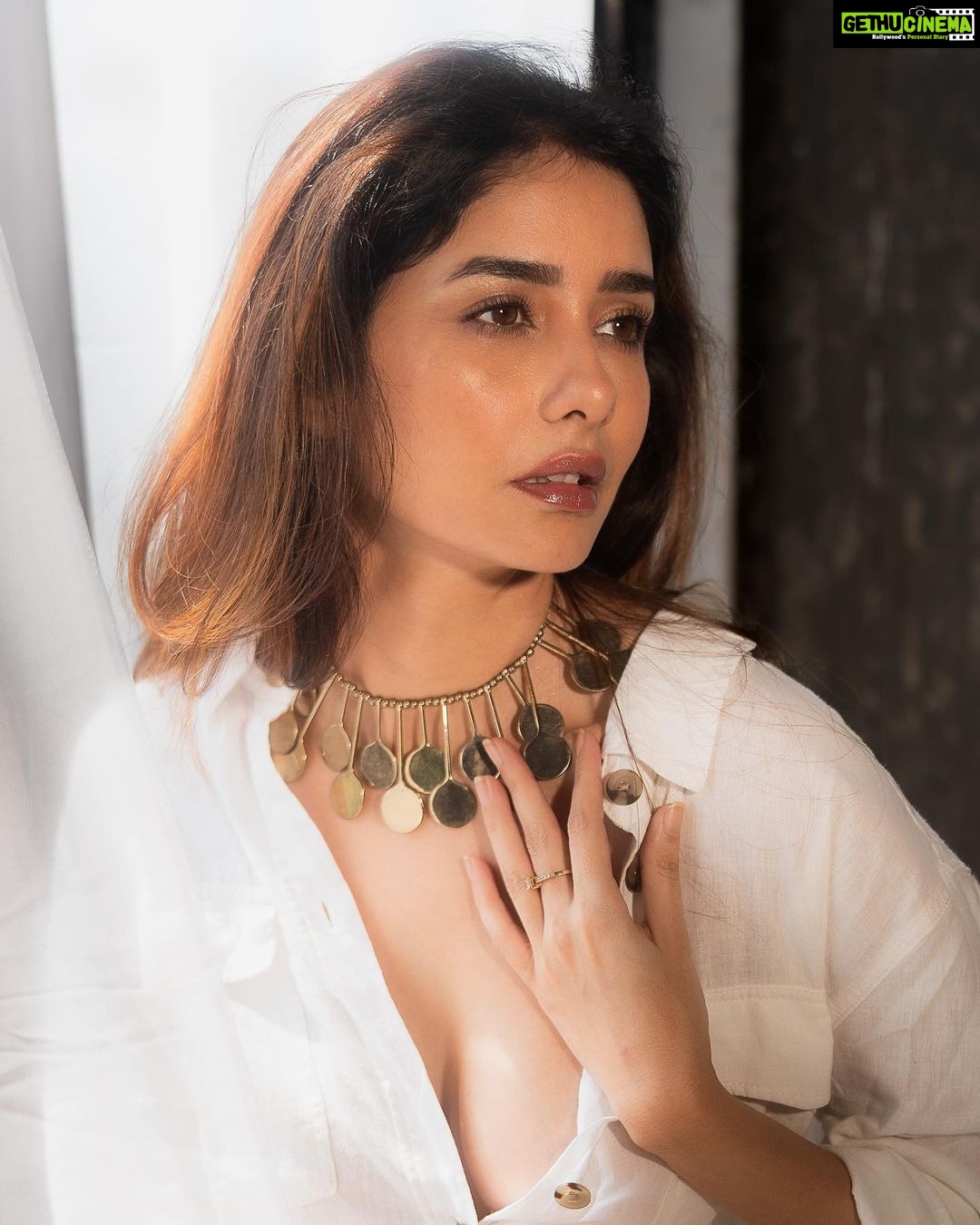 Leena Jumani Instagram - 💚🤍 Agency: @sstardomcelebritymanagement Manager: @payalrai1303 Co manger: @karanraii11 Styled by: @styledby_sanyaa Photographer: @journeyman1027 Makeup: @sultan_makeupartist_11 Videographer: @s_bilal24 And last but not least thank you @vmjumani