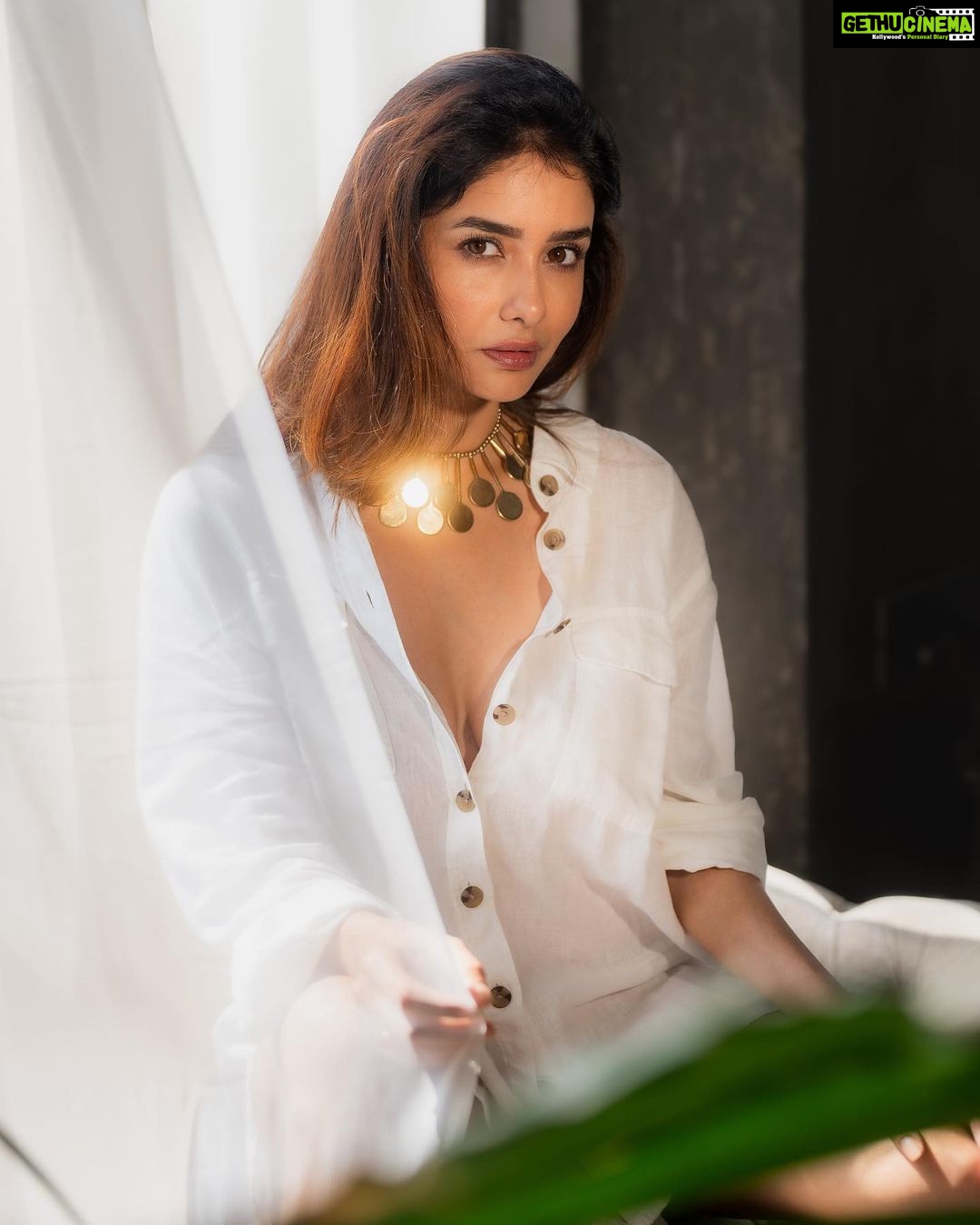Leena Jumani Instagram - 💚🤍 Agency: @sstardomcelebritymanagement Manager: @payalrai1303 Co manger: @karanraii11 Styled by: @styledby_sanyaa Photographer: @journeyman1027 Makeup: @sultan_makeupartist_11 Videographer: @s_bilal24 And last but not least thank you @vmjumani