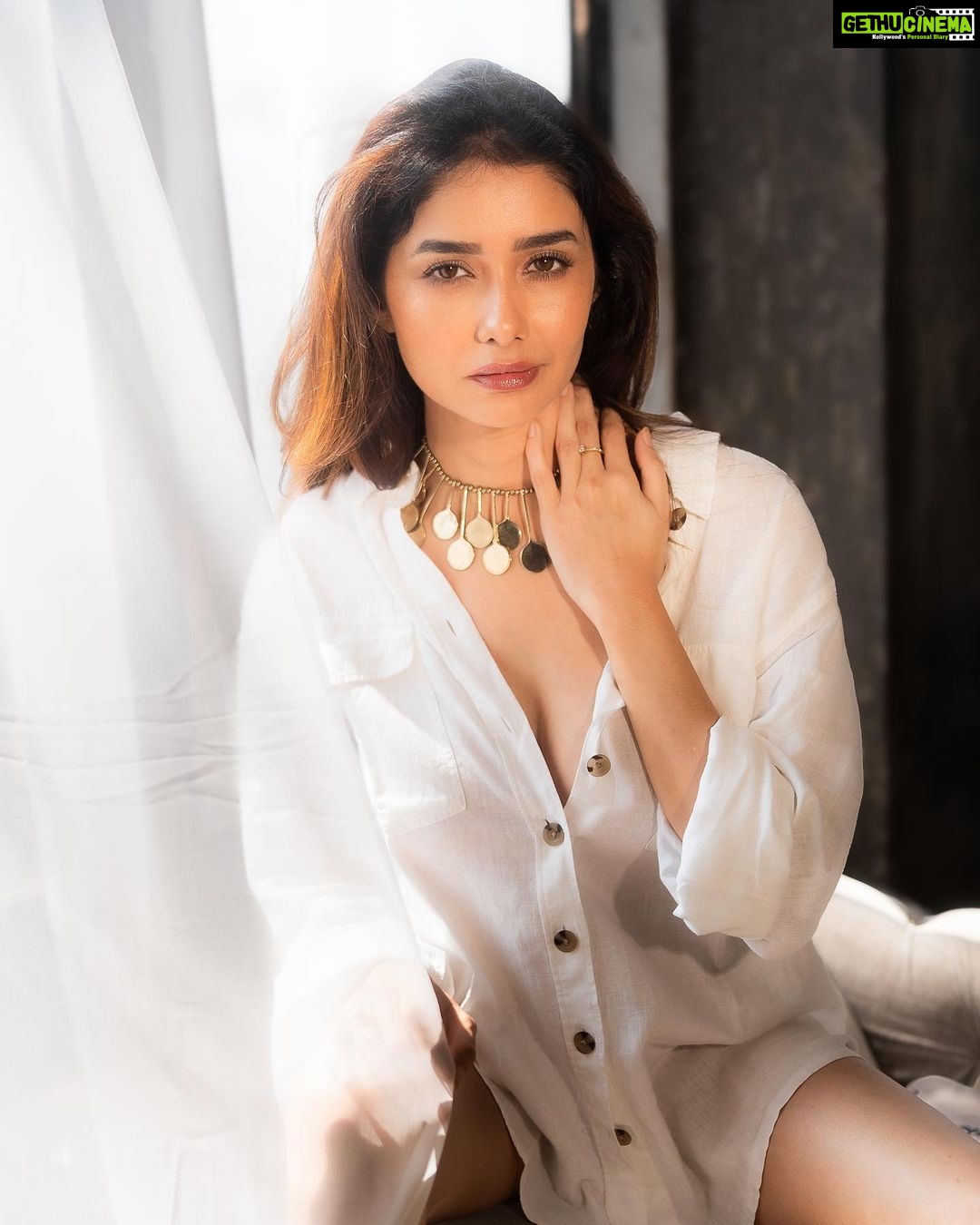 Leena Jumani Instagram - 💚🤍 Agency: @sstardomcelebritymanagement Manager: @payalrai1303 Co manger: @karanraii11 Styled by: @styledby_sanyaa Photographer: @journeyman1027 Makeup: @sultan_makeupartist_11 Videographer: @s_bilal24 And last but not least thank you @vmjumani