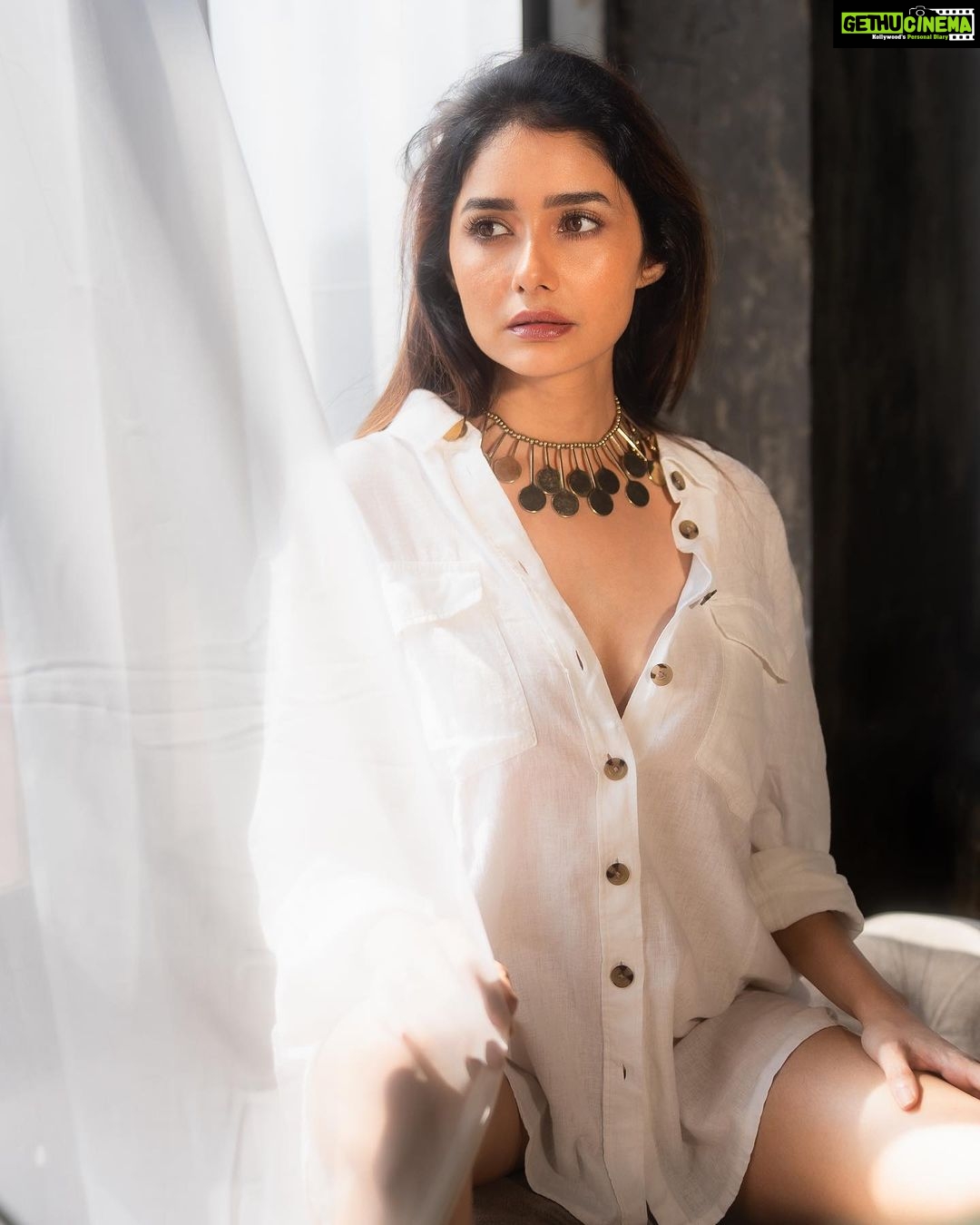 Leena Jumani Instagram - 💚🤍 Agency: @sstardomcelebritymanagement Manager: @payalrai1303 Co manger: @karanraii11 Styled by: @styledby_sanyaa Photographer: @journeyman1027 Makeup: @sultan_makeupartist_11 Videographer: @s_bilal24 And last but not least thank you @vmjumani