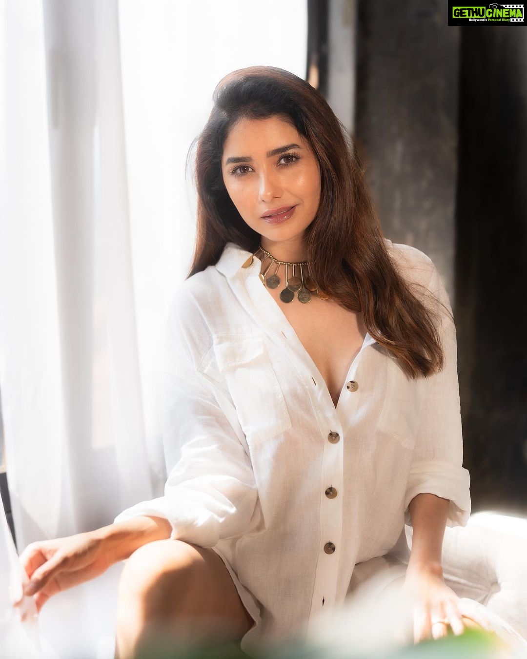 Leena Jumani Instagram - 💚🤍 Agency: @sstardomcelebritymanagement Manager: @payalrai1303 Co manger: @karanraii11 Styled by: @styledby_sanyaa Photographer: @journeyman1027 Makeup: @sultan_makeupartist_11 Videographer: @s_bilal24 And last but not least thank you @vmjumani