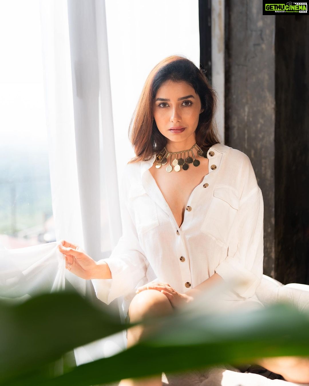 Leena Jumani Instagram - 💚🤍 Agency: @sstardomcelebritymanagement Manager: @payalrai1303 Co manger: @karanraii11 Styled by: @styledby_sanyaa Photographer: @journeyman1027 Makeup: @sultan_makeupartist_11 Videographer: @s_bilal24 And last but not least thank you @vmjumani