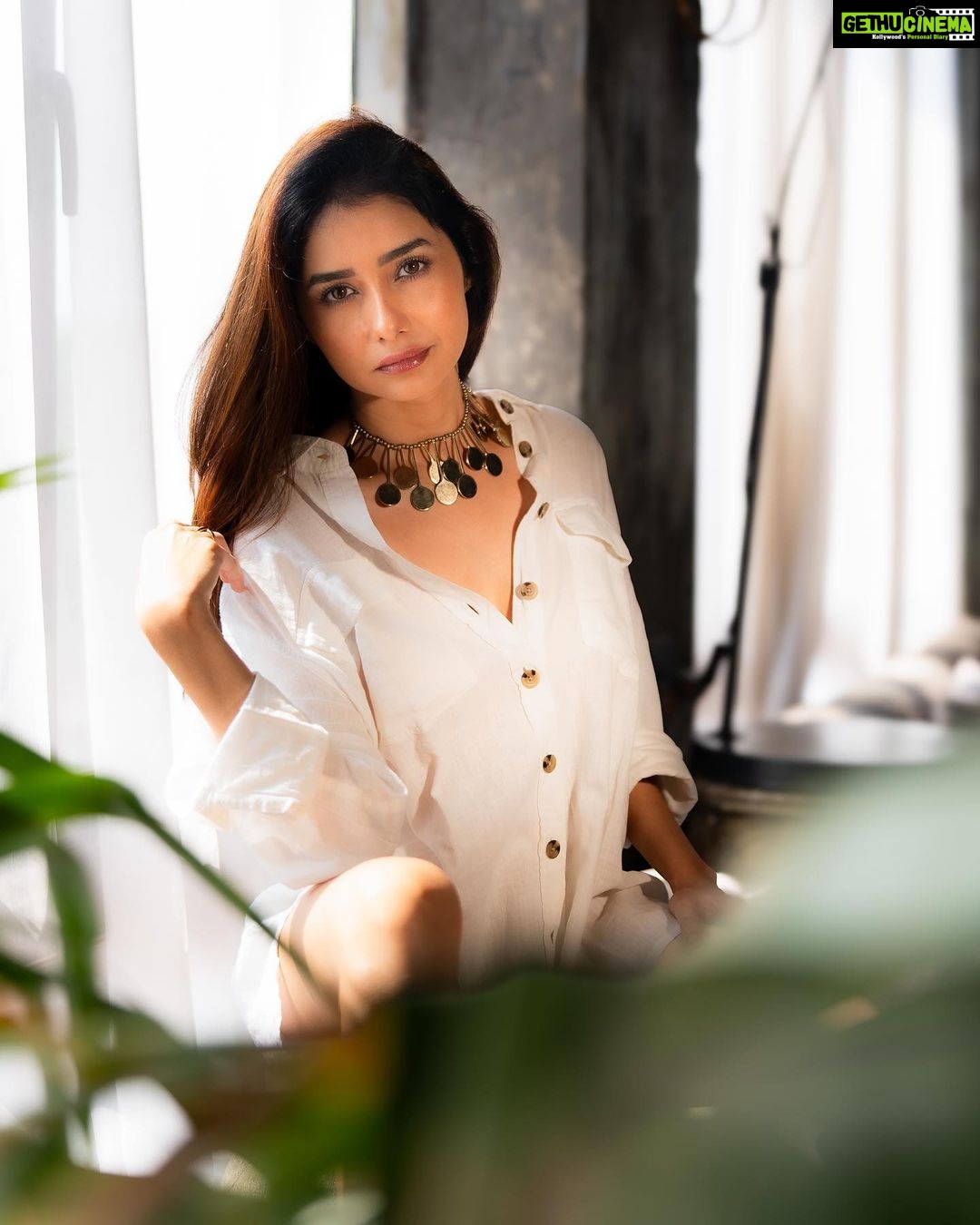 Leena Jumani Instagram - 💚🤍 Agency: @sstardomcelebritymanagement Manager: @payalrai1303 Co manger: @karanraii11 Styled by: @styledby_sanyaa Photographer: @journeyman1027 Makeup: @sultan_makeupartist_11 Videographer: @s_bilal24 And last but not least thank you @vmjumani
