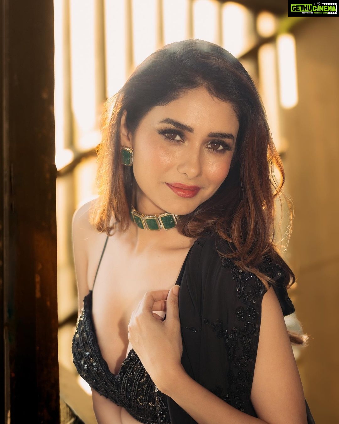 Leena Jumani Instagram - 🌺 @sstardomcelebritymanagement @payalrai1303 @styledby_sanyaa @nikki_shirodkar_meraki @karanraii11 @journeyman1027 @sultan_makeupartist_11 @vmjumani @s_bilal24 @bookrecce_locations