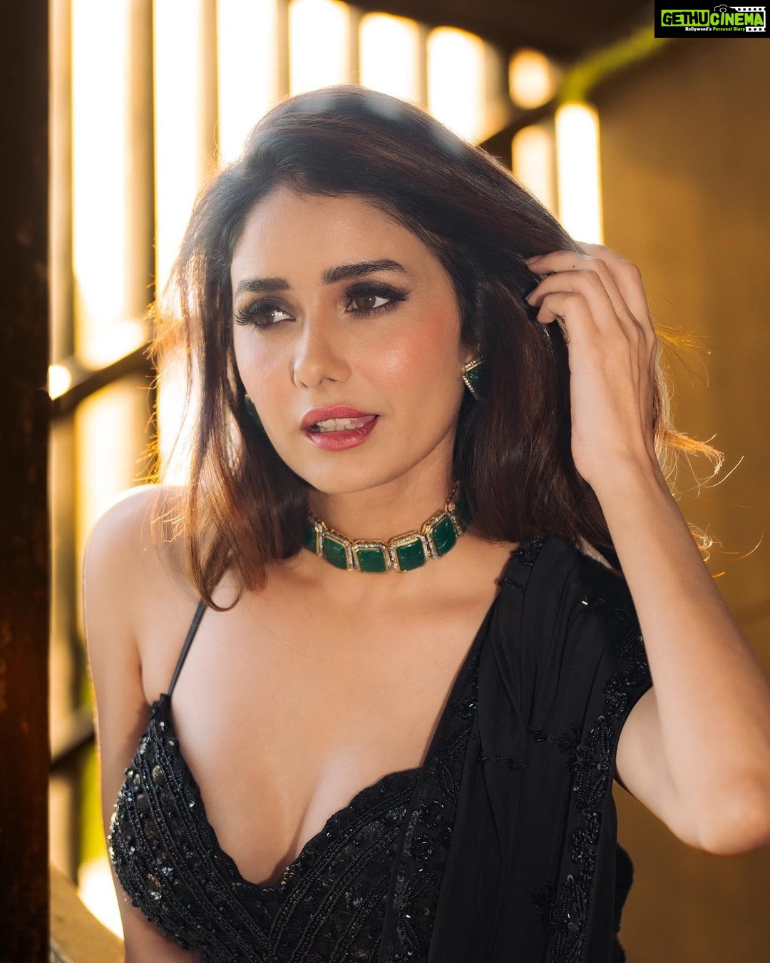 Leena Jumani Instagram - 🌺 @sstardomcelebritymanagement @payalrai1303 @styledby_sanyaa @nikki_shirodkar_meraki @karanraii11 @journeyman1027 @sultan_makeupartist_11 @vmjumani @s_bilal24 @bookrecce_locations
