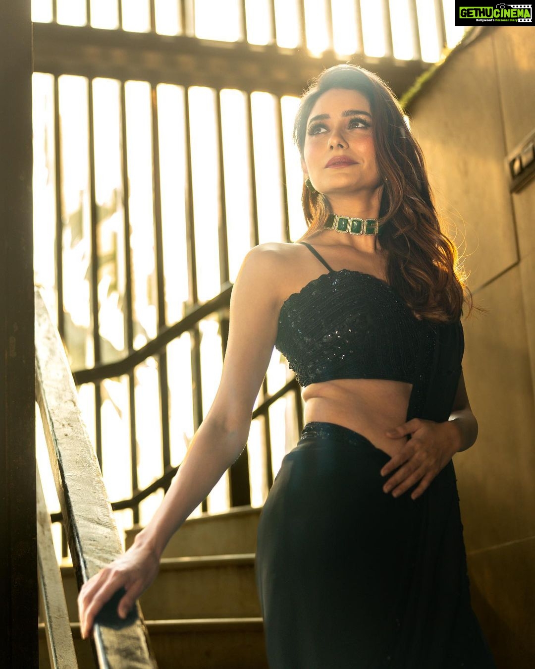 Leena Jumani Instagram - 🎬 @sstardomcelebritymanagement @payalrai1303 @styledby_sanyaa @karanraii11 @vmjumani @journeyman1027 @sultan_makeupartist_11 @meena___yadav2 @nikki_shirodkar_meraki @bookrecce_locations
